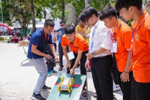 Con được trải nghiệm nhiều thứ thực tế giảm khả năng phụ thuộc vào màn hình xanh.