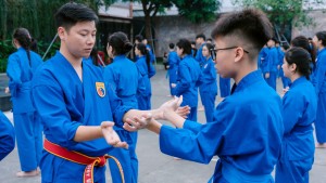 Học viên Ladecen Academy tập luyện võ thuật Vovinam rèn luyện nề nếp và bản lĩnh.