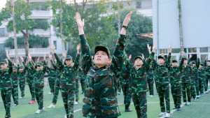 Học viên Trung tâm cai nghiện game và giáo dục kỹ năng Ladecen được rèn luyện theo 11 chế độ sinh hoạt nghiêm cẩn, bắt đầu từ 5h30 sáng. Những chiếc chăn gấp vuông vức "như bao diêm" là biểu tượng đầu tiên của kỷ luật cá nhân và sự tự lập.