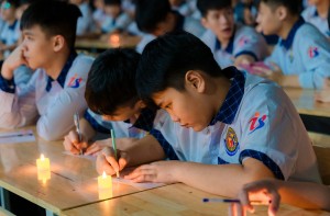 Cánh cửa mới tại LADECEN cho trẻ em nghiện điện thoại.