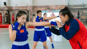 Á Quân boxing Thế Giới Nguyễn Thi Tâm trực tiếp hướng dẫn các em tại Ladecen