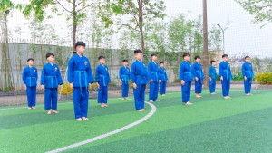 Học viên tham gia hoạt động rèn luyện thể chất ngoài trời tại Ladecen