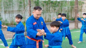 Người hướng dẫn đồng hành cùng học viên trong hoạt động rèn luyện thể chất