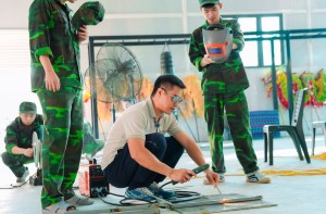 Từng cái cầm tay chỉ việc: thầy truyền lửa, trò vững bước tương lai - Ladecen