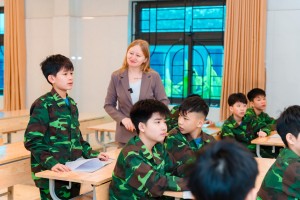 Môi trường học Tiếng Anh với giáo viên nước ngoài tại Ladecen.