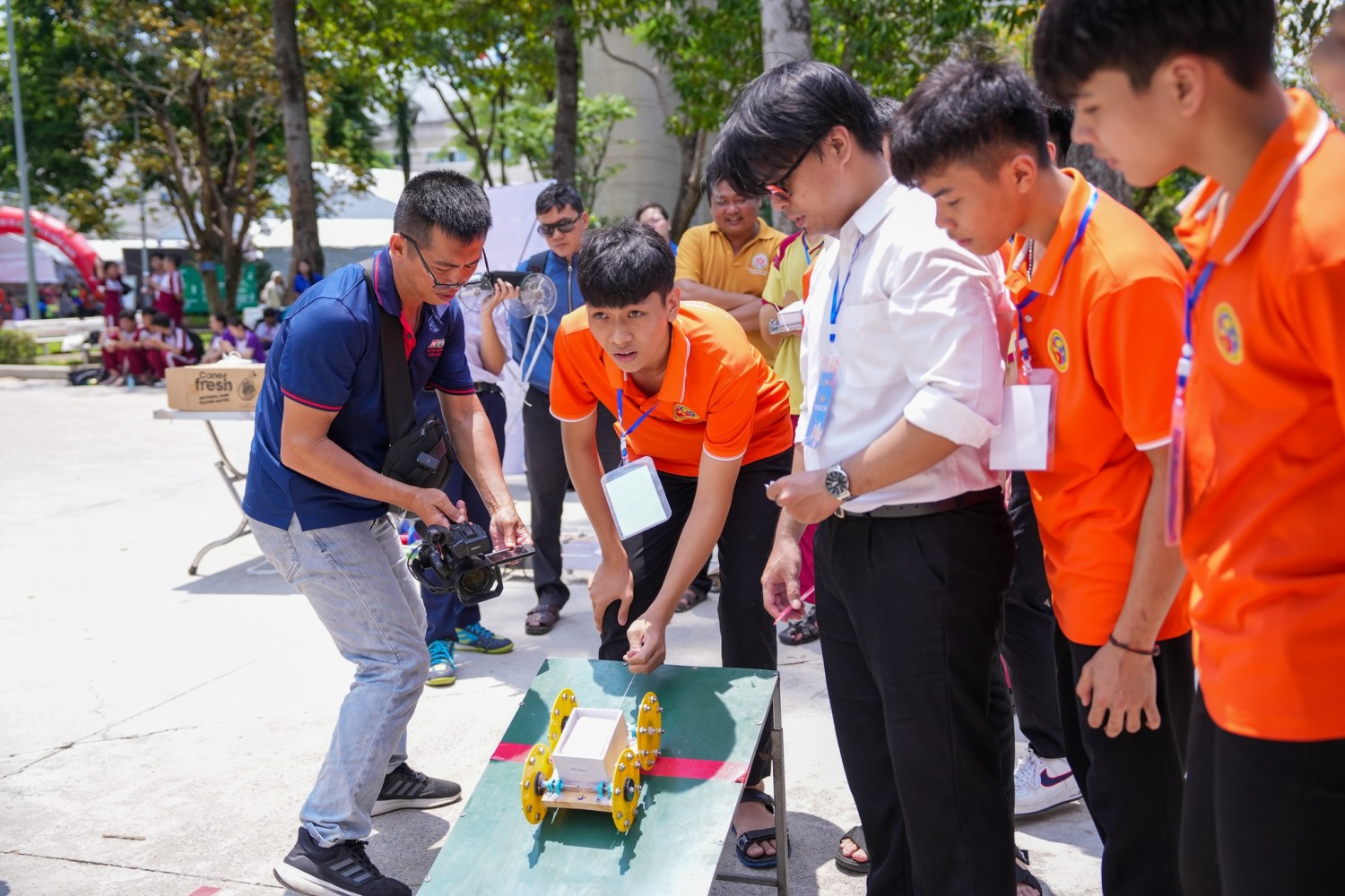 Con được trải nghiệm nhiều thứ thực tế giảm khả năng phụ thuộc vào màn hình xanh.