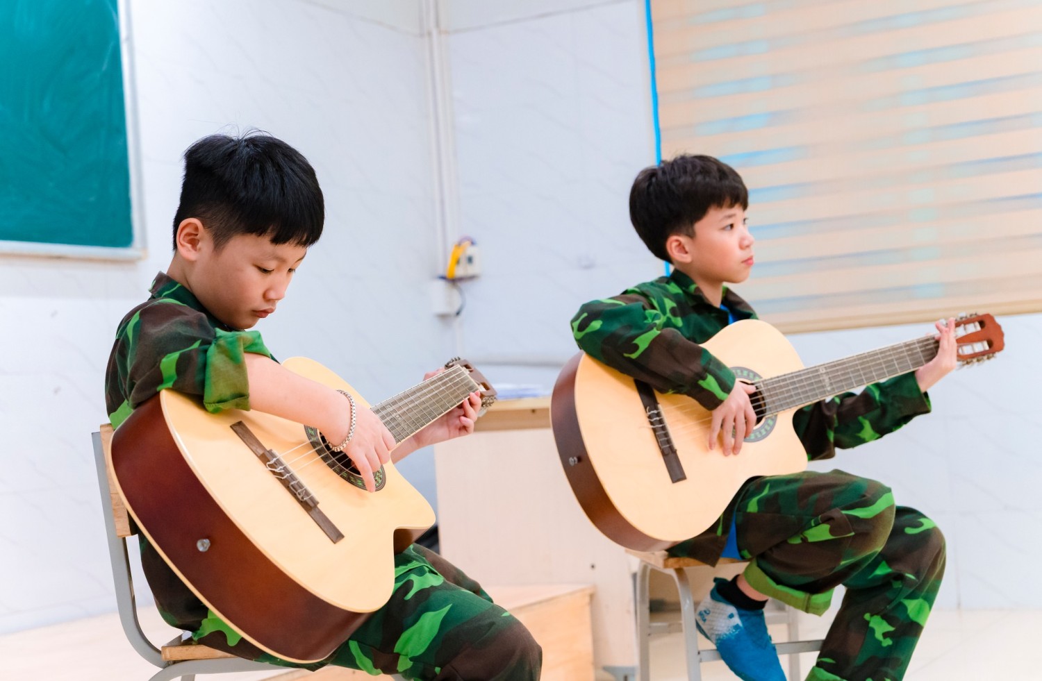 Lớp học Guitar tại Trung tâm Ladecen cho học sinh cai nghiện game.