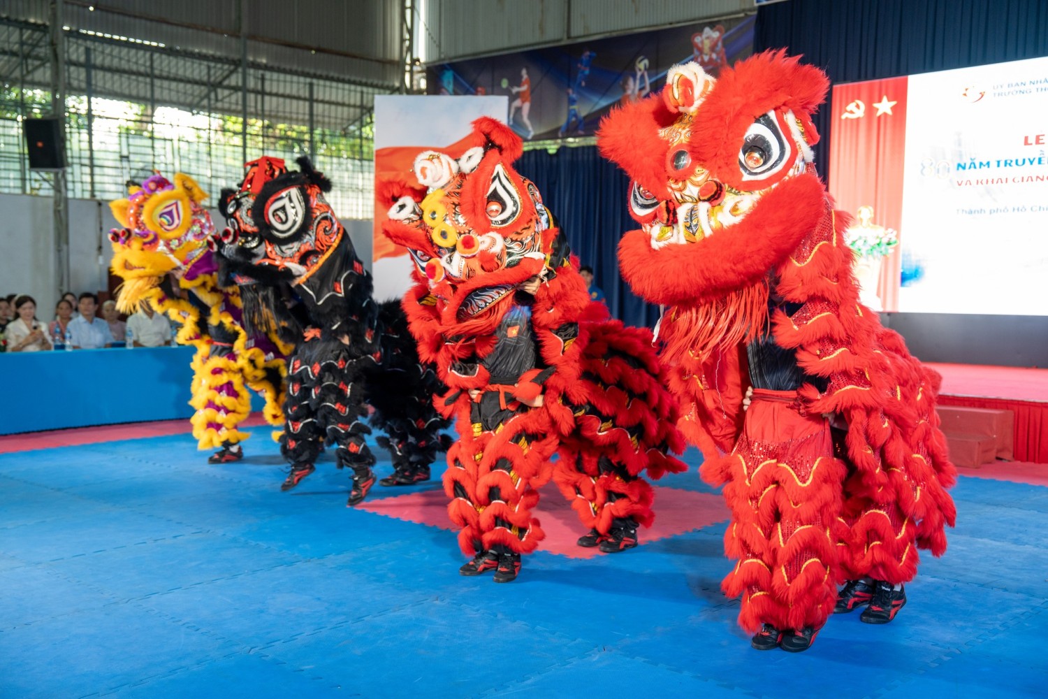 Lân sư rồng: Sức mạnh của sự kết nối đồng đội tại Ladecen