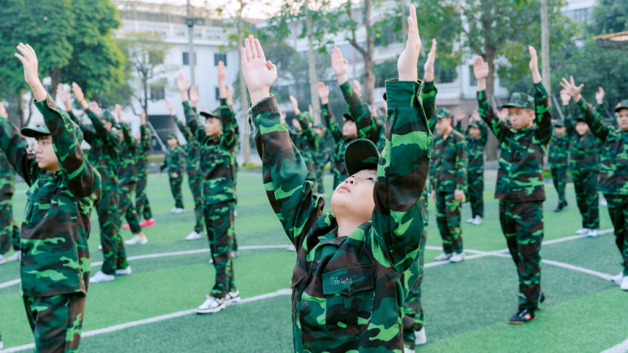 Học sinh tham gia kì quân đội
