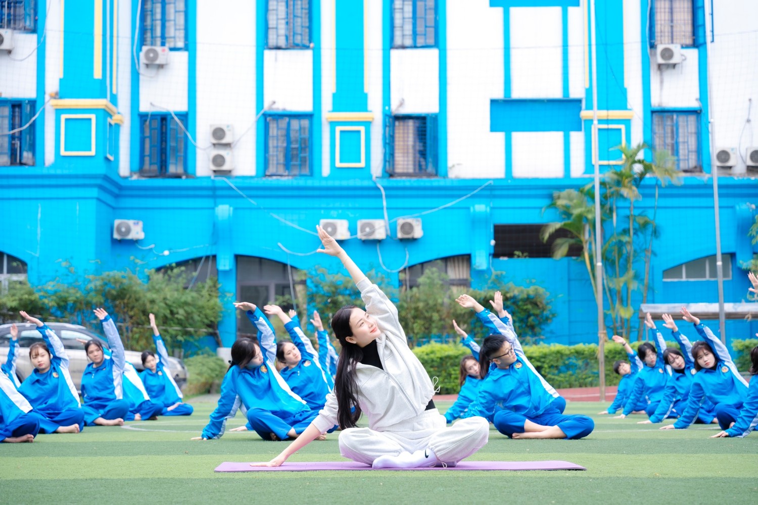 Yoga cho học sinh là phương pháp rèn luyện thể chất và tinh thần tuyệt vời, chỉ cần 10 phút mỗi ngày giúp bảo vệ cột sống, tăng chiều cao, và giảm căng thẳng học đường
