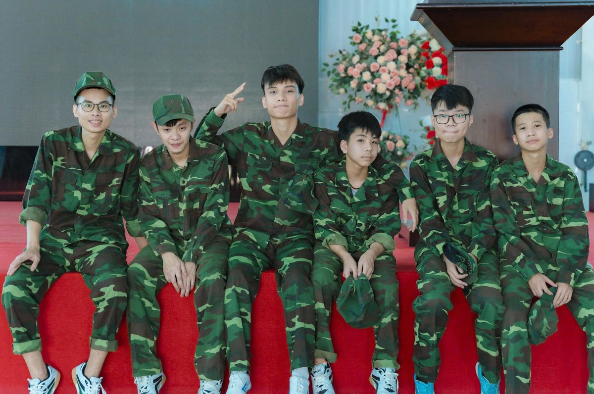 Hình ảnh học viên hào hứng tham gia hoạt động rèn luyện thể thao tập thể