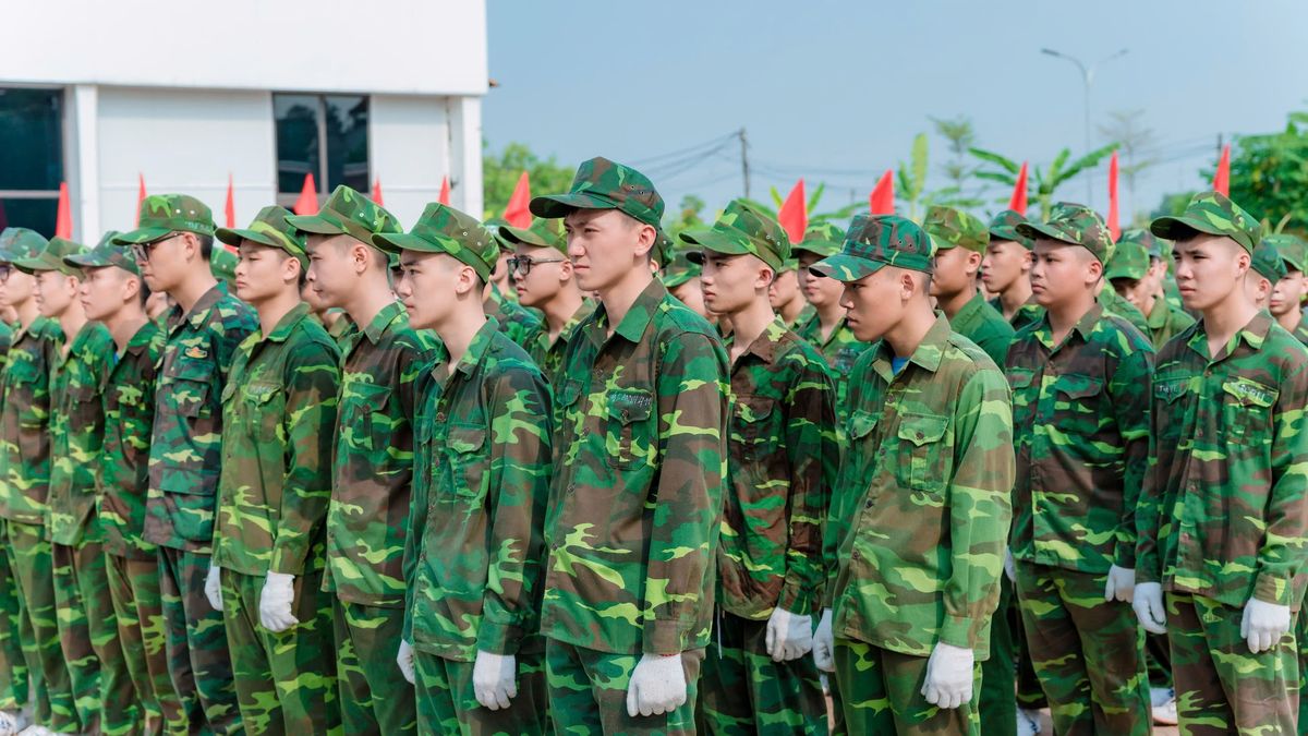 Hình ảnh rèn luyện thể lực ngoài trời của học viên trong khóa Học kỳ Quân đội Ladecen