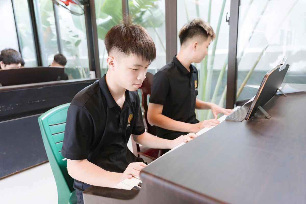 Lop hoc piano ladecen 001