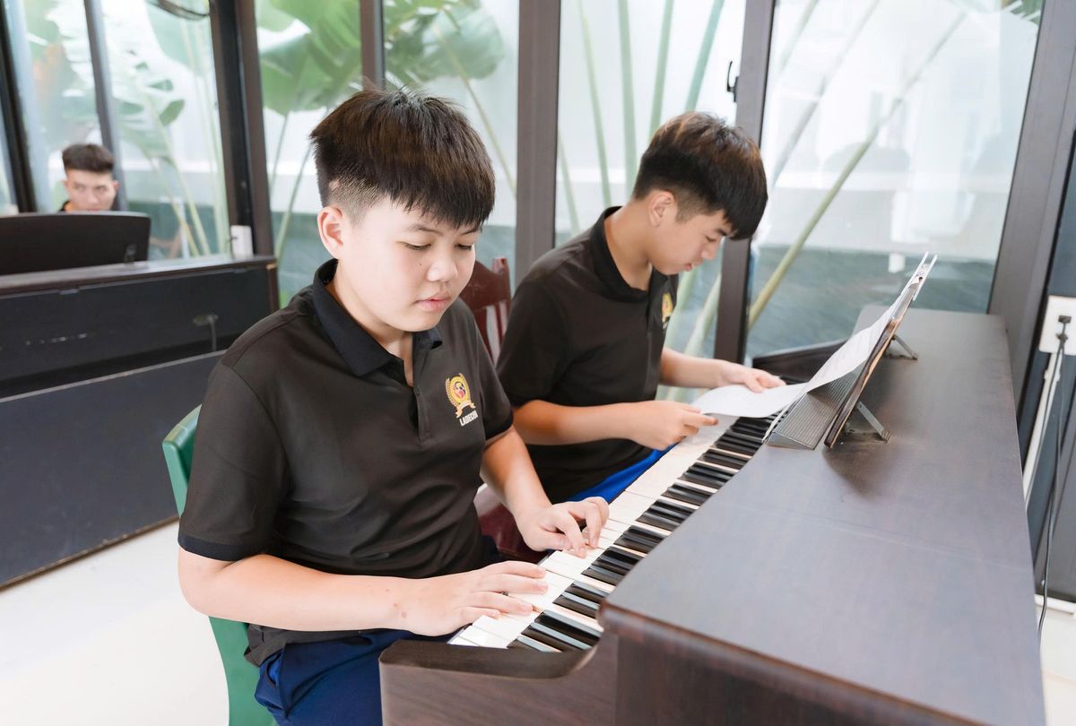 Khoảnh khắc học viên Ladecen tự tin thể hiện một bản nhạc Piano hoàn chỉnh