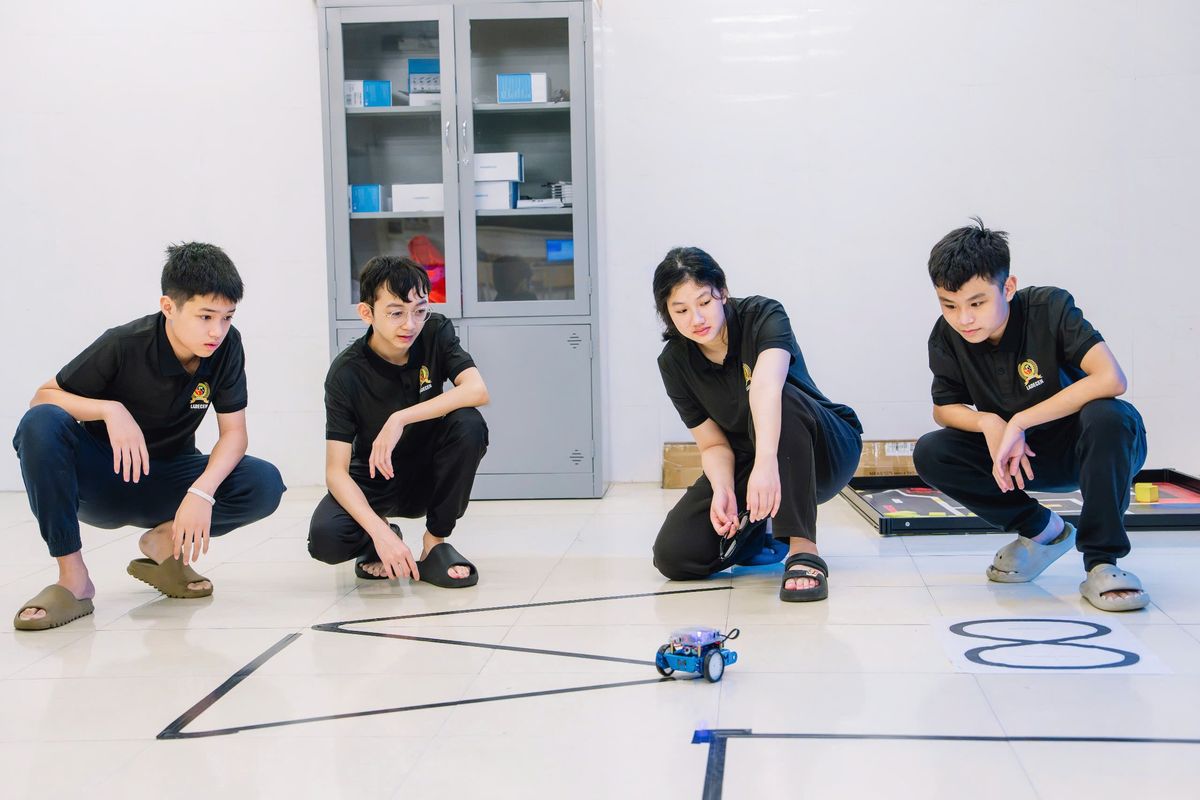 Các học viên phối hợp thảo luận nhóm trong giờ học lắp ráp robot