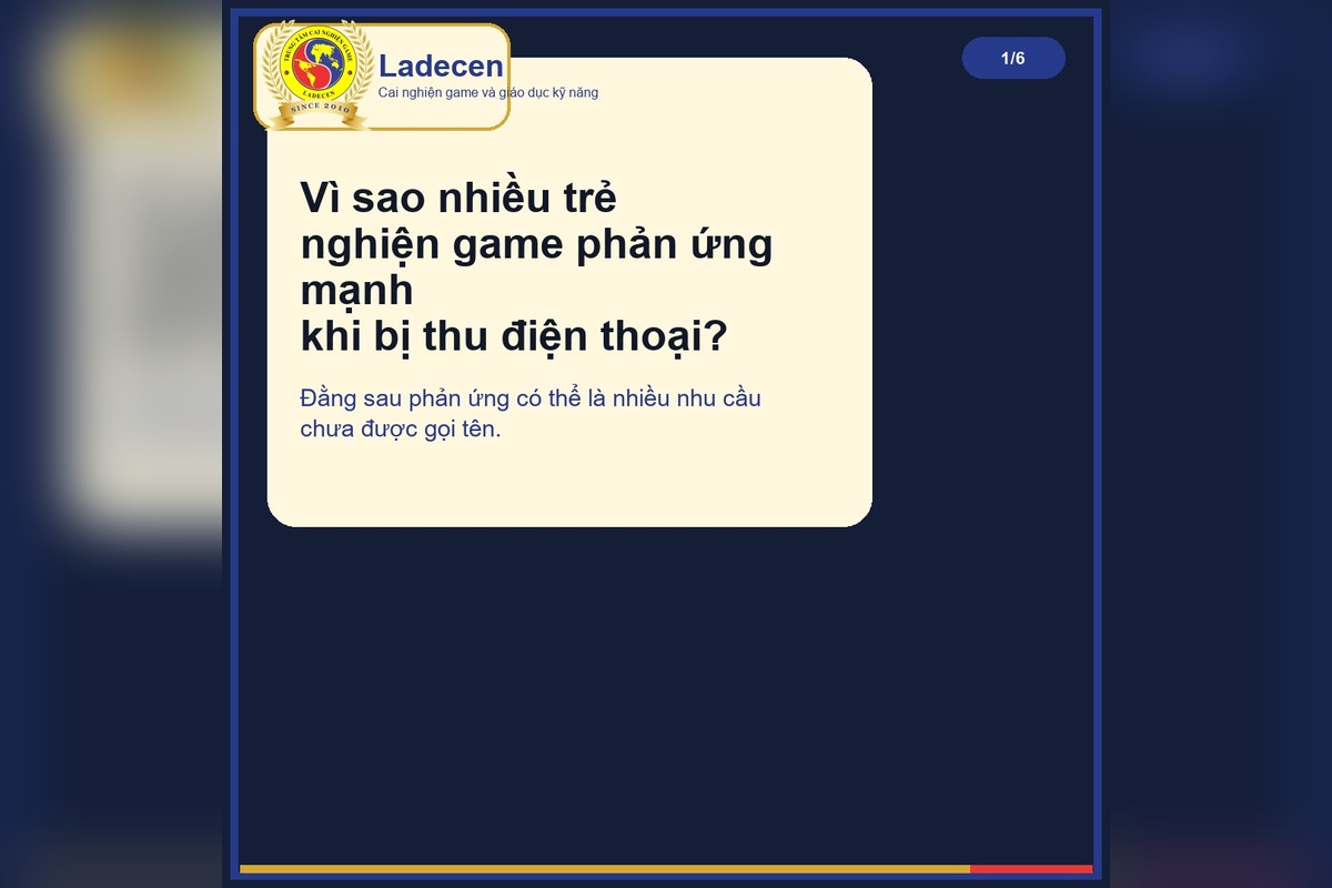 Điện thoại được đặt úp xuống khi cha mẹ trao đổi giới hạn sử dụng với trẻ