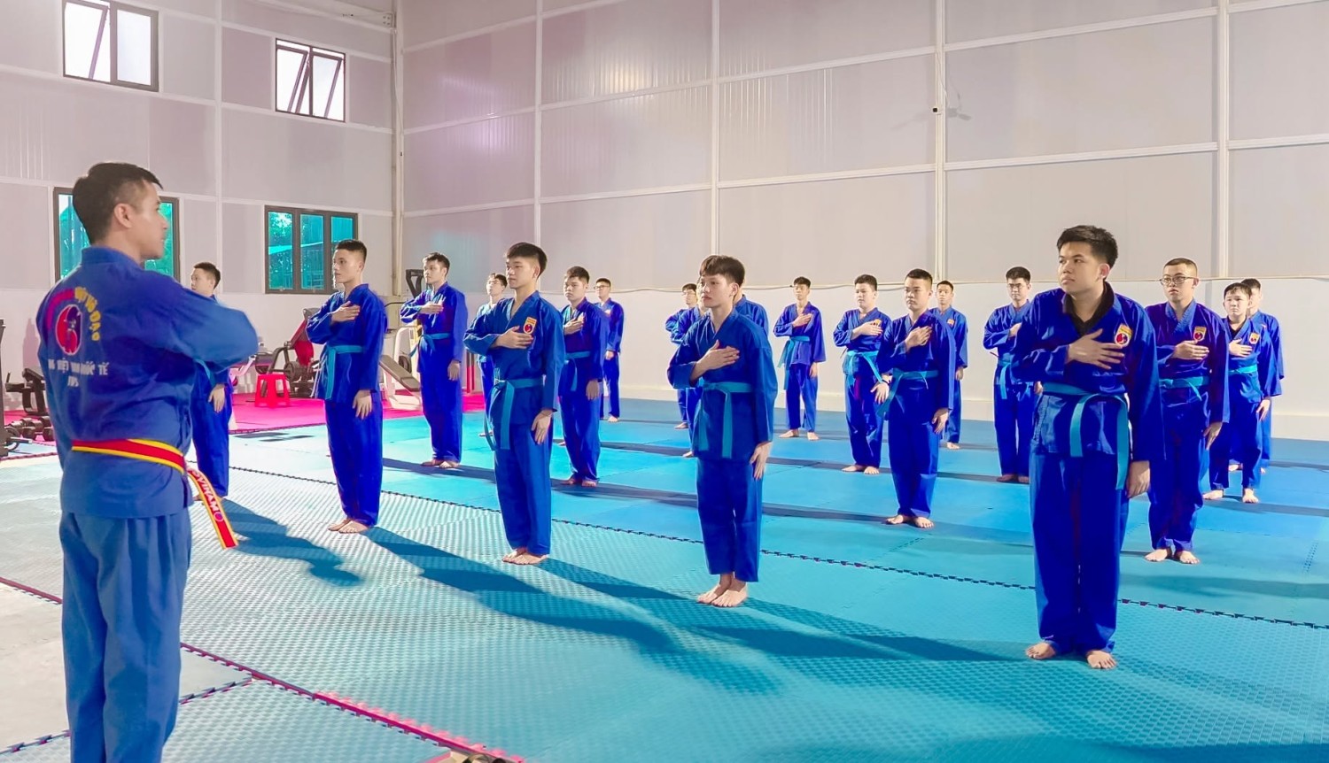 Học viên Ladecen luyện võ thuật trong đội hình