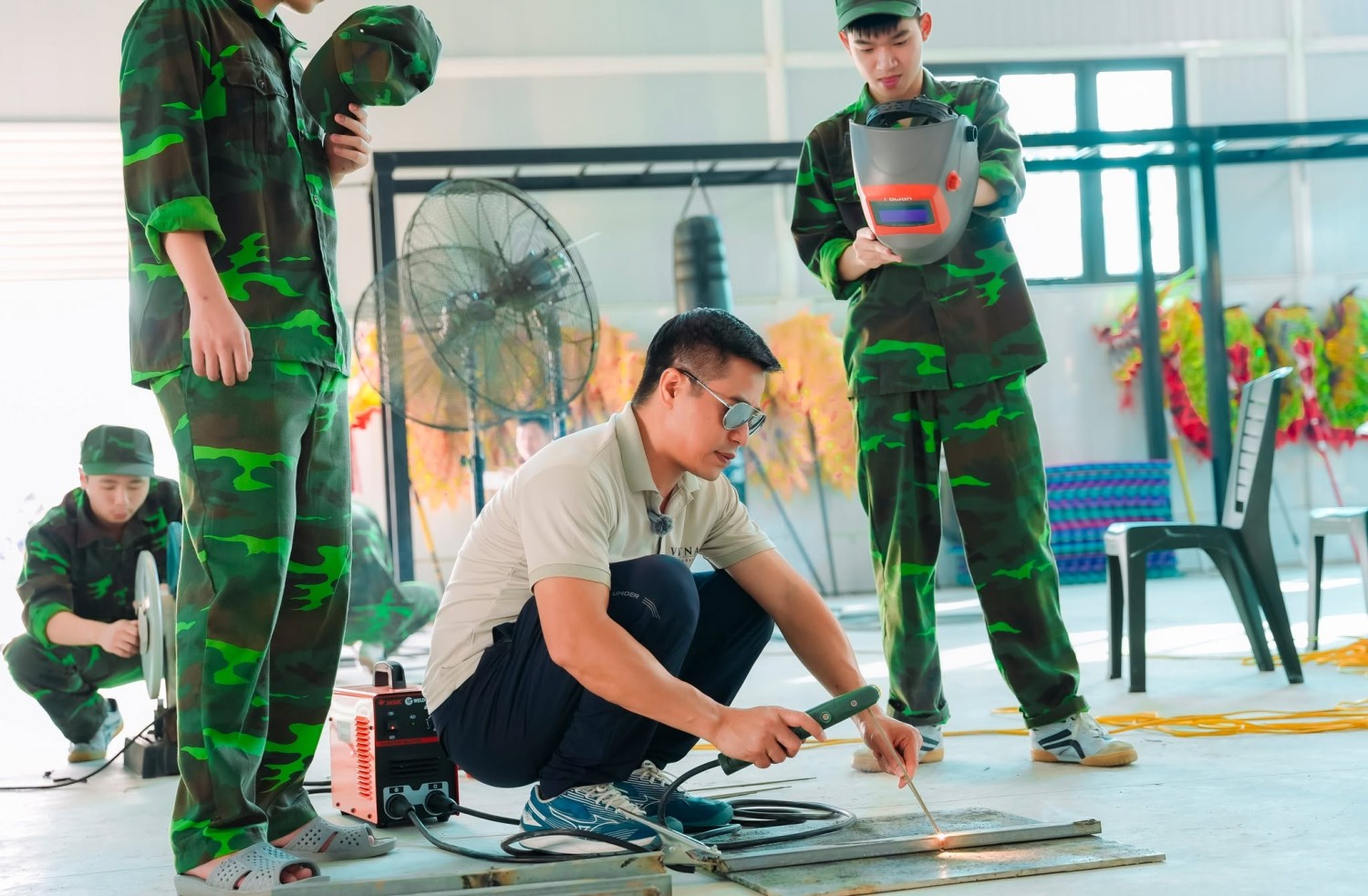 Từng cái cầm tay chỉ việc: thầy truyền lửa, trò vững bước tương lai