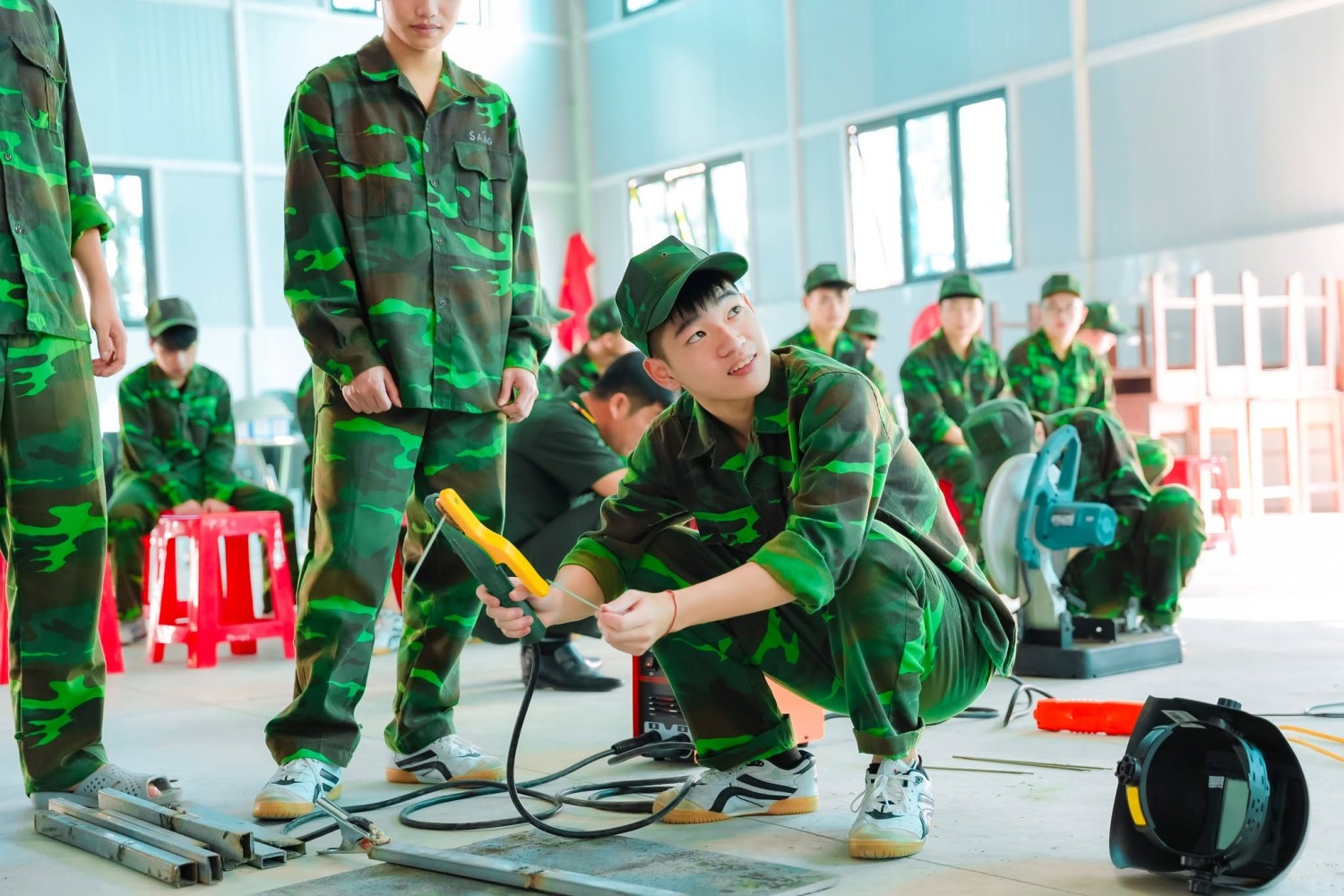 Học viên Ladecen làm quen với máy mài trong giờ kỹ năng thực tế