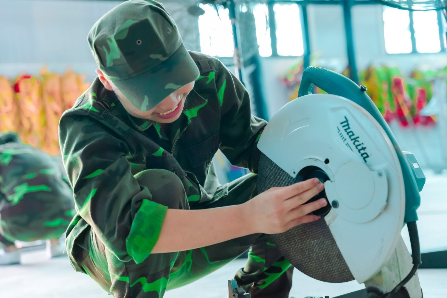 Một thao tác thực hành kỹ năng cơ khí tại Ladecen
