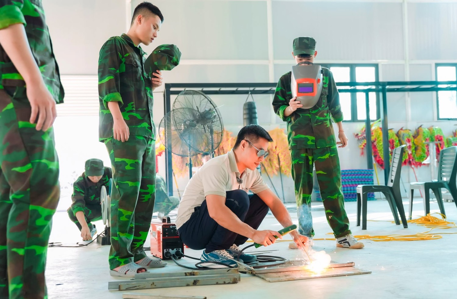 Từ lóng ngóng đến tự tin khi học kỹ năng cơ khí tại Ladecen