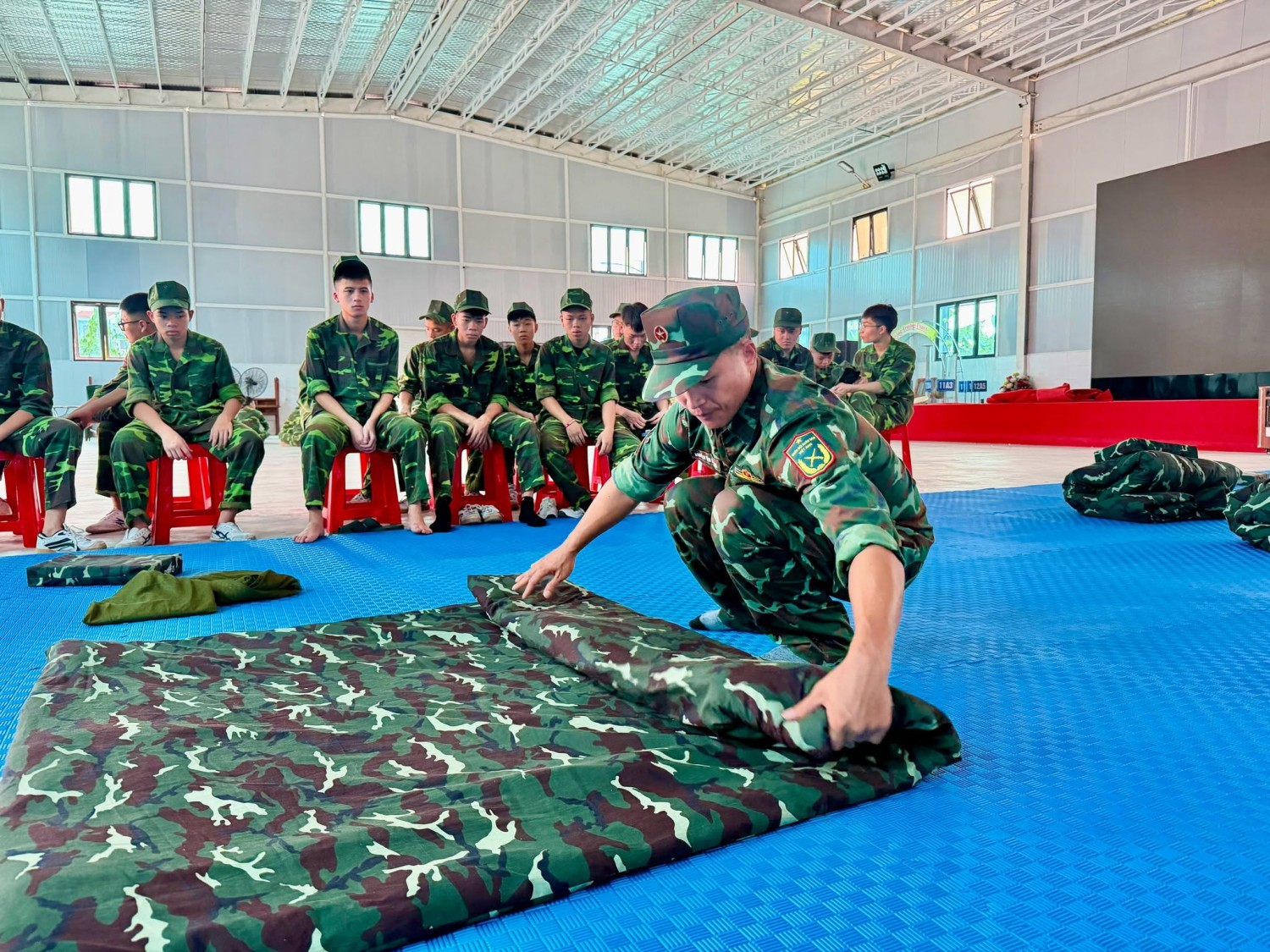Học viên tập trung trong hoạt động kỹ năng